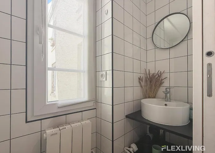 Sunny 1-bed In Marais District Parigi