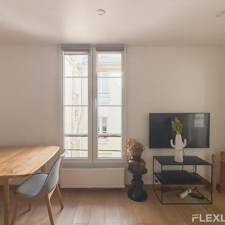 Sunny 1-bed In Marais District Apartman