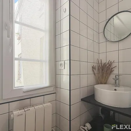 Sunny 1-bed In Marais District Paris